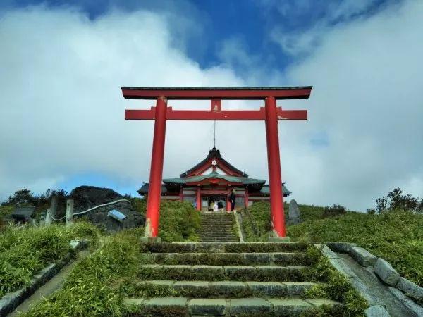 日本的天空神社景色迷人